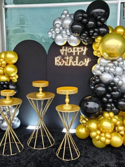 For a sophisticated adult birthday or anniversary, I created this chic black and gold balloon arch. The combination of metallic gold and deep black balloons, paired with a neon "Happy Birthday" sign, provides a glamorous and modern photo backdrop.