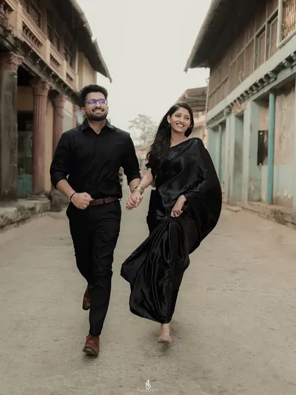 A candid, joyful run through the old-world streets of a heritage town. I focus on capturing movement and laughter to create dynamic, lively pre-wedding photos.