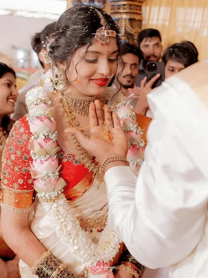 The sacred offering, a moment of deep tradition and faith. I focus on the hands, the expressions, and the details that make each ritual a beautiful part of your story.