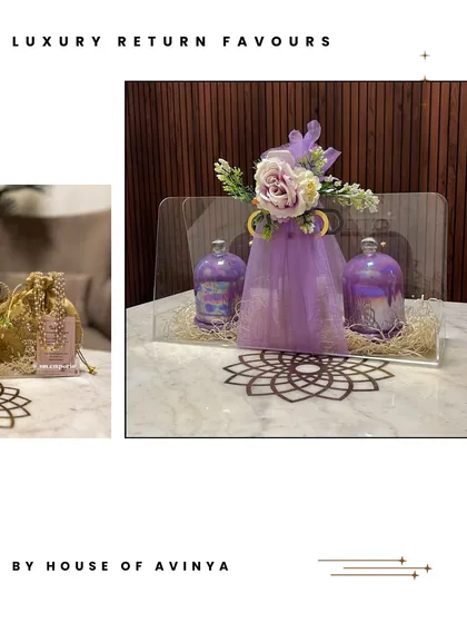 A modern and chic return favour option. This acrylic tray holds two iridescent purple jars, elegantly wrapped in tulle, perfect for a contemporary wedding or event.