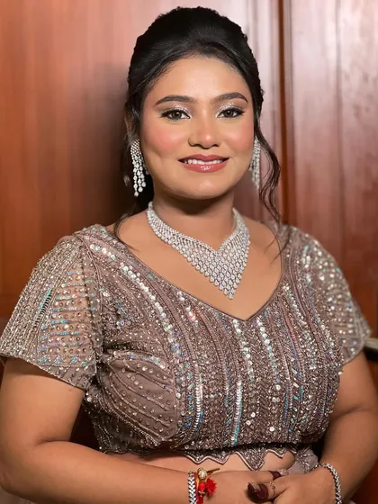 A lovely sangeet look with soft, shimmery makeup and a beautiful diamond necklace.