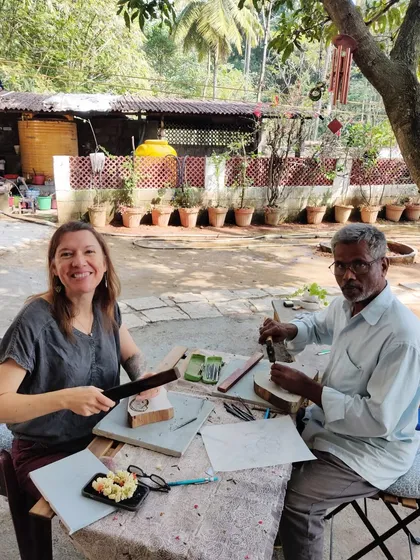 Artist Rebecca Gilbert sits with our master carver, Ramu anna. Despite different artistic styles, they found a common language in the medium of woodblock carving, a beautiful moment of cross-cultural exchange.