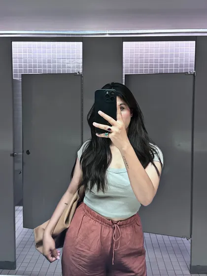 A mirror selfie of the same outfit, a classic UGC format.