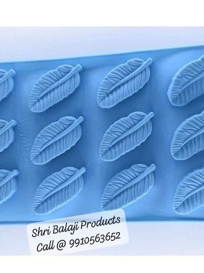 A beautiful 12-cavity leaf-shaped mold. This design is great for creating nature-themed soaps that have a unique and elegant look.