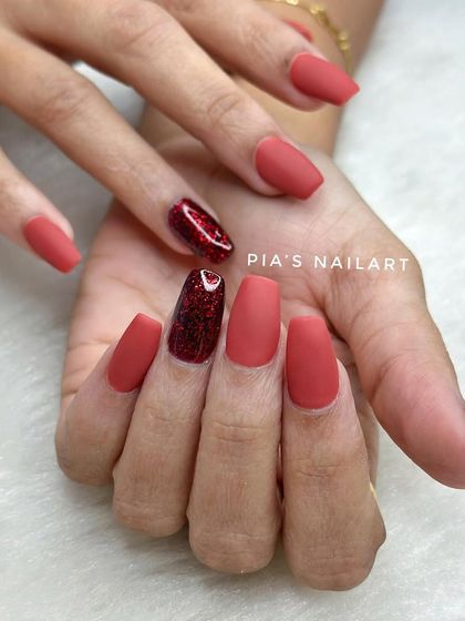 Matte is back. This set features a beautiful terracotta matte finish with a contrasting red glitter accent nail.