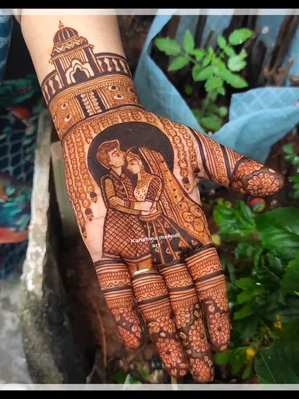 A romantic couple portrait on the palm, set against a backdrop of grand temple architecture. This design combines personal portraiture with classic bridal motifs for a complete and beautiful look.