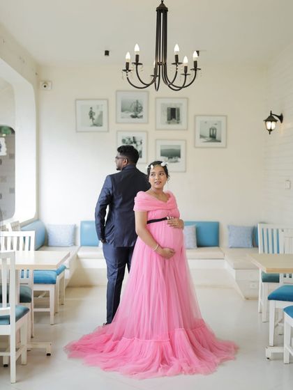 This pink off-shoulder gown is versatile enough for any location, including this bright and modern cafe. It shows how you can have a stylish urban maternity shoot.