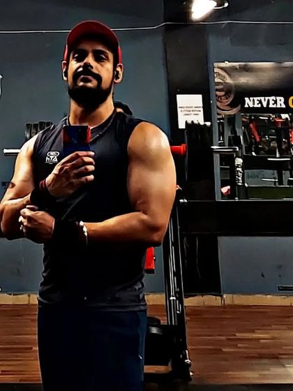 A snapshot from a focused arms day session. My workout plans include dedicated days for each muscle group, like biceps and triceps, to ensure comprehensive development.