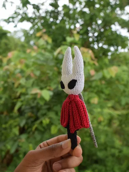 This side profile of the Hornet commission shows off the slim build and the way the cloak drapes. It's a perfect little tribute to a great indie game character.