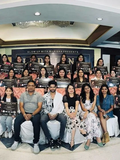 A group photo with all the talented participants of our successful Ludhiana Nail Masterclass. Congratulations to everyone!
