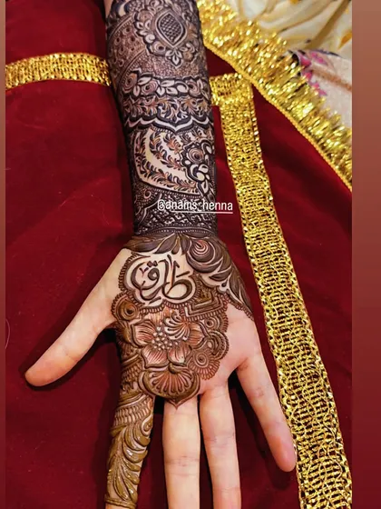 Your mehndi should tell your story. I specialize in personalizing bridal designs by seamlessly integrating names and initials in beautiful Arabic calligraphy, making your henna truly one of a kind.