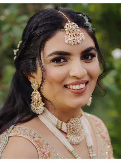When a bride is this radiant, classic skin work without filters is all that's needed. Anthiya's pre-wedding reception look featured a bold, glittery eye that she was open to trying.