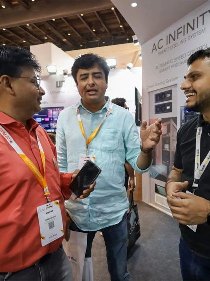 Our engineers love sharing their technical knowledge. Here, a member of our team explains the benefits of our AC Infinity cooling systems to an engaged attendee at the Smart Home Expo.