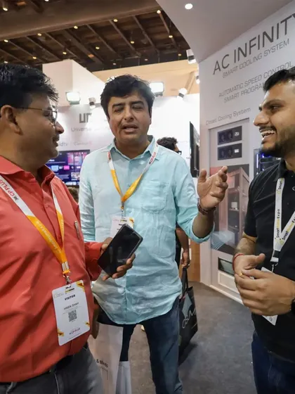 Our engineers love sharing their technical knowledge. Here, a member of our team explains the benefits of our AC Infinity cooling systems to an engaged attendee at the Smart Home Expo.