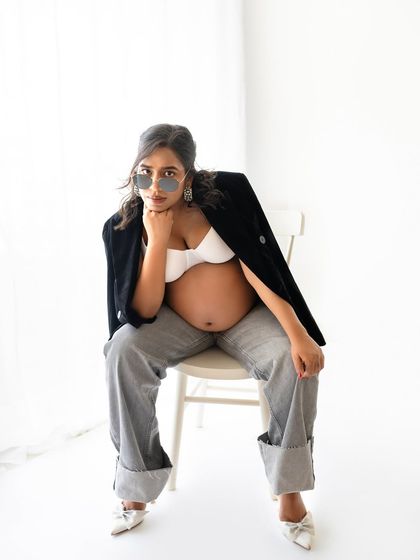 Who says maternity can't be high fashion? This mom-to-be is rocking a cool, edgy look with a blazer, bra top, and sunglasses. I love her confidence!
