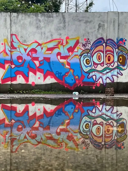 A fun painting session in Konkan. The reflection in the water puddle makes for a cool photo. It's all about finding those unique angles.