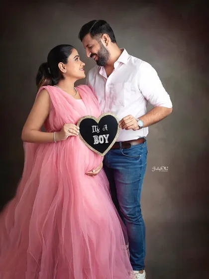 A stunning mama to be, ready to welcome her baby boy. This classic portrait in a beautiful pink gown shows how we can create elegant and timeless maternity photos.