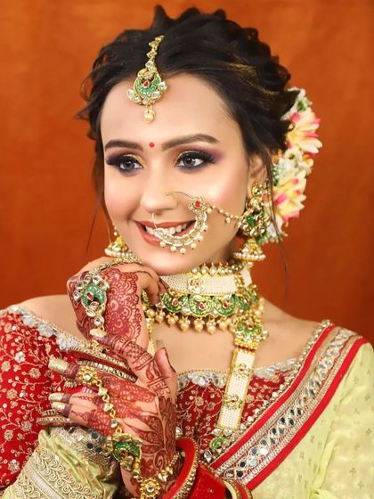 A happy and bright look for a Haldi ceremony. The bride is wearing a yellow and red outfit with floral jewelry, and her makeup is kept sunny and radiant.