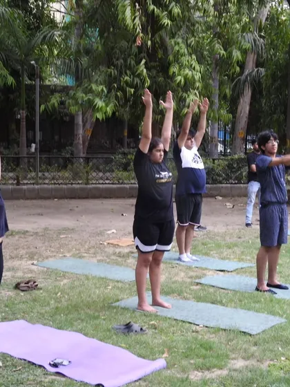 Starting our outdoor session with a collective stretch towards the sky. Practicing Tadasana (Mountain Pose) together helps ground our energy before we begin to flow.