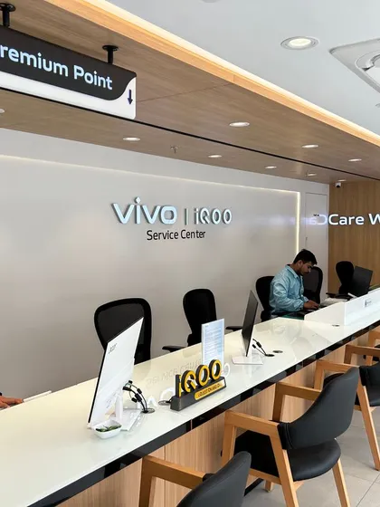 The premium service point at the VIVO service center, designed to be approachable and professional. The layout ensures that staff can attend to customers efficiently.