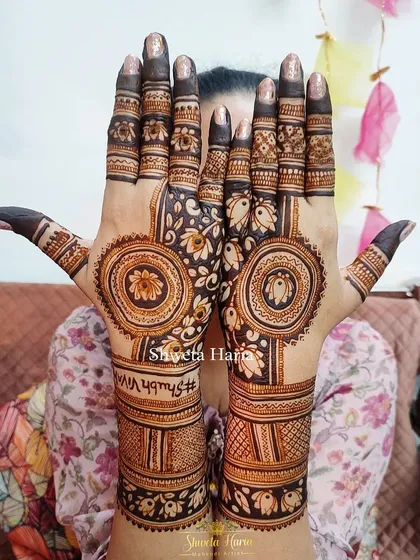 A beautiful back-hand design featuring circular meenakari patterns and the auspicious wedding phrase 'Shubh Vivah'. The floral and geometric elements create a balanced and traditional look.