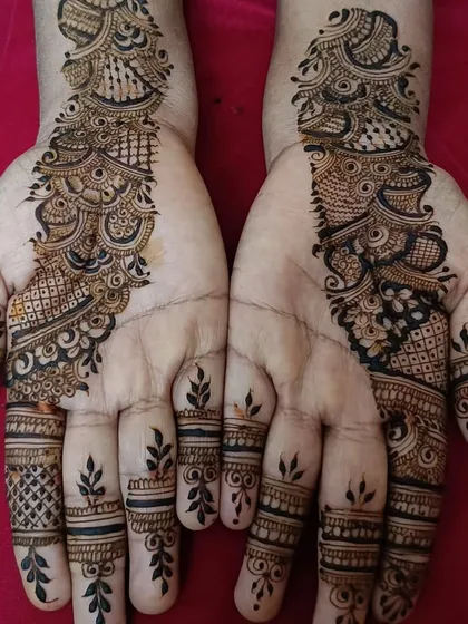 A lovely Arabic-style 'bel' or vine pattern. This design runs down the length of the hand, with delicate details on the fingers for a cohesive look.
