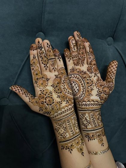 The final look of the gorgeous henna I did for a makeup artist. The design is a modern take on Arabic style, with bold lines and a mix of geometric and floral elements.