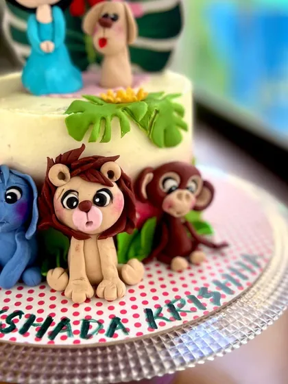 A close-up on the adorable lion and monkey fondant figures.
