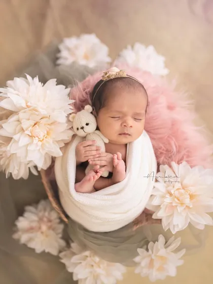 The pure, peaceful sleep of a newborn is a fleeting moment. I designed this cozy, floral setup to capture that serenity, focusing on the delicate details that make your baby unique.