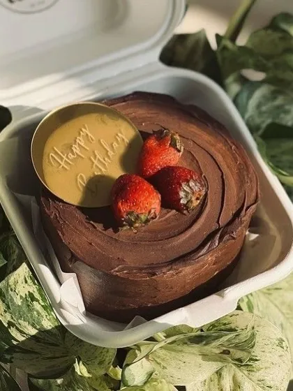 A classic combination that never disappoints. This rich chocolate bento cake is topped with fresh strawberries and a custom "Happy Birthday" chocolate plaque, perfect for an elegant and delicious celebration in Bangalore.