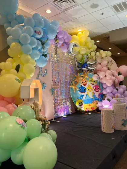 A closer look at the pastel Baby Shark setup, showing the texture and flow of the balloon arrangement.