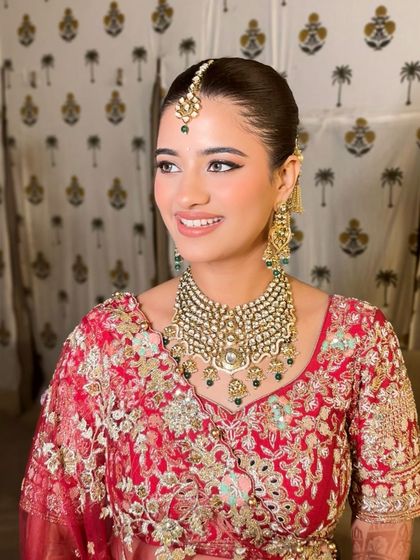 When the bride asks to "keep it glam and glowy," that's what we do. This look features a luminous base, defined eyes, and a beautiful smile.