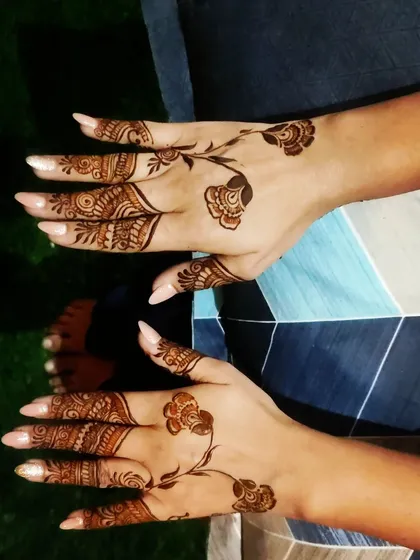 Another view of the minimalist floral vine design. It's a perfect example of how less can be more with henna.