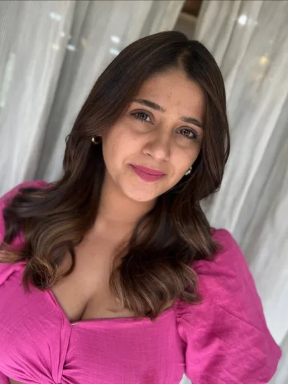 A sweet and stunning caramel brown swirl. The soft waves and warm tones create a beautiful, romantic look that's perfect for any special occasion.