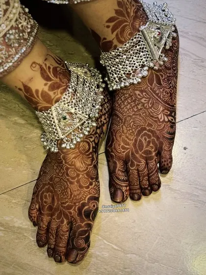 A closer look at the stained foot design. The color is deep and rich, exactly what a bride wants for her wedding day.