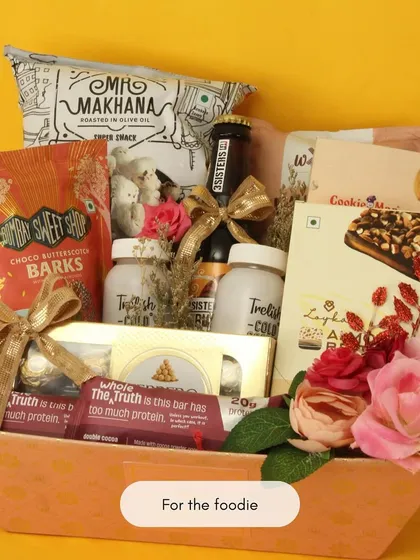 A hamper curated especially for the foodie. This basket is packed with a delicious assortment of snacks, including makhana, choco-barks, and cold-brew coffee.