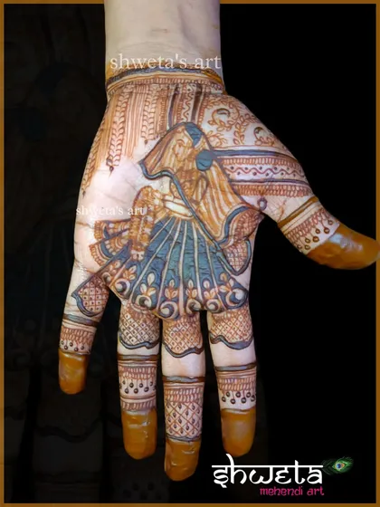 This design captures the beautiful moment of a bride in her ghunghat during the sindoor ceremony. It’s a classic and emotional scene that I love to recreate in henna.