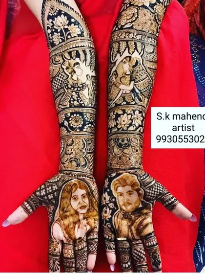 A modern take on portrait mehendi, with realistic shading. This design features very detailed, shaded portraits of the couple, making them look almost like a photograph.
