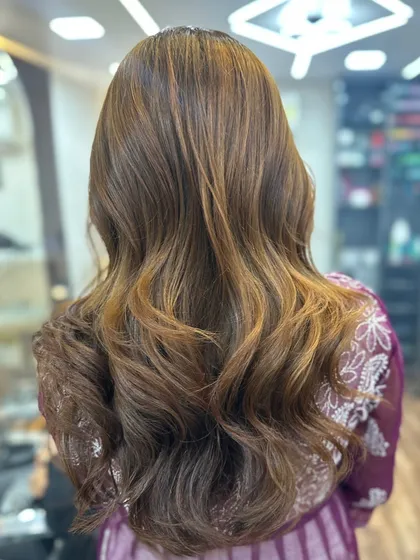 A beautiful global hair color that's rich, warm, and full of shine. The soft waves enhance the dimension of the color.