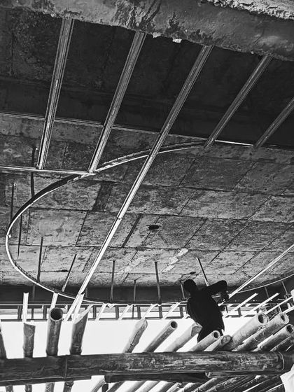 The framing for a curved false ceiling takes shape. This framework is essential for creating the soft, rounded architectural details we love.