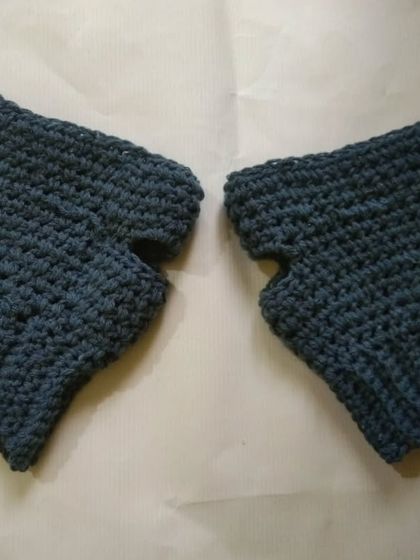 A pair of simple and warm fingerless hand gloves, perfect for keeping your hands warm while leaving your fingers free.