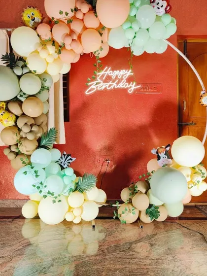 A focused shot on the balloon arrangement for the home jungle theme.