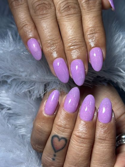 Another look at these beautiful shimmery lilac nails.