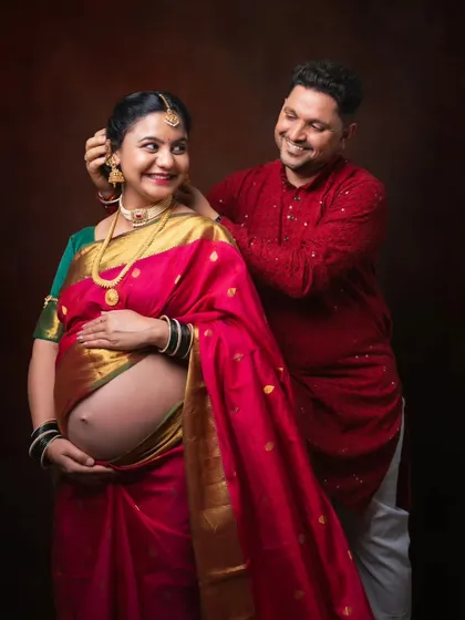 A fusion of tradition and modern style. The mother-to-be wears a beautiful pink saree, showing off her baby bump with grace and confidence. It’s a celebration of femininity and cultural pride.