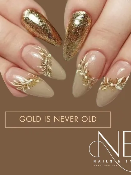 We believe gold is always in style. This elegant set features a nude base on stiletto nails, with intricate gold 3D accents and two full-coverage gold glitter nails.