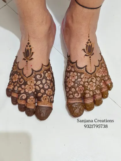 Another shot of the feet mehndi after the paste has darkened a bit. You can see the clean cutwork and the delicate shading on the flowers. I teach all these styles in my Andheri West studio.