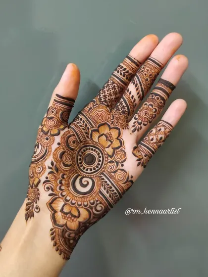 A lovely mandala-style design I did for myself for Eid. The central flower is surrounded by detailed patterns, and each finger has its own unique design.