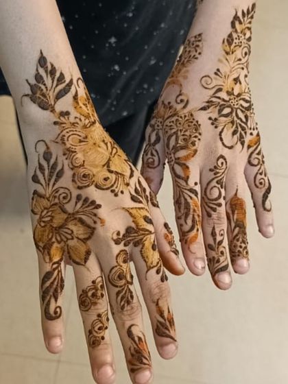 A minimal floral design that is both elegant and modern.