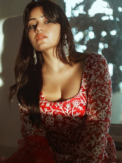 Capturing the golden hour glow on Symrann. The warm light enhances the rich red of her outfit and gives the portrait a dreamy quality.