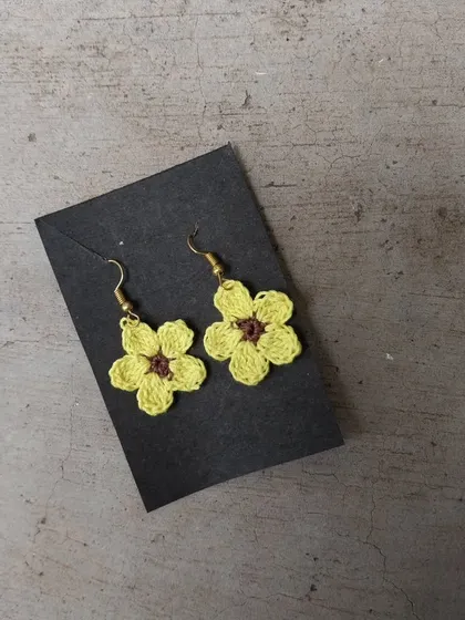 A close-up of the cute yellow sunflower earrings.